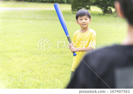 小朋友在公園打棒球 107407561