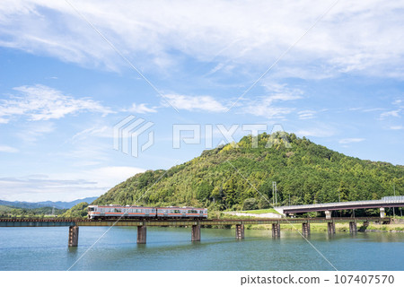 [Kise Main Line] Local train crossing the Kushida River 107407570