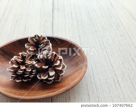 木板上的松果 107407662