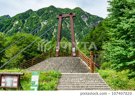 長野縣上高地市橫跨梓川的橫尾橋 107407820