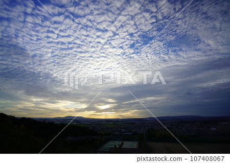 Sunset with scale clouds before sunset/Kizugawa City Castle Park 107408067