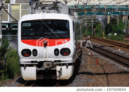 East-i departing from Kashiwa Station 107409644