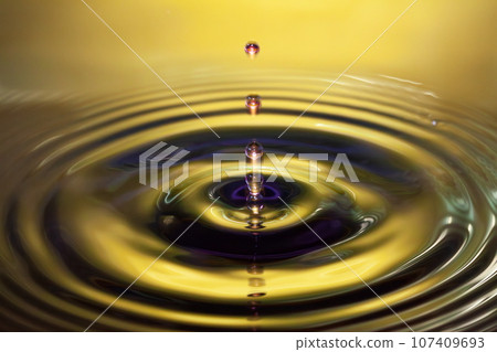 形成波紋和水滴在水面上擴散 形成波紋和水滴在水面上擴散 107409693