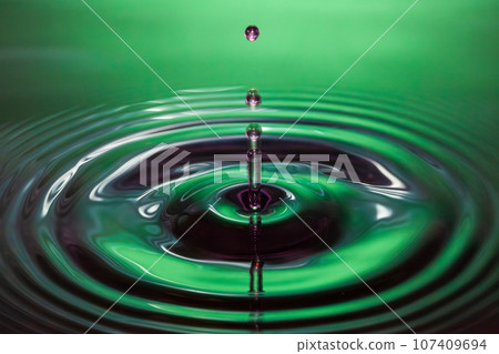 形成波紋和水滴在水面上擴散 形成波紋和水滴在水面上擴散 107409694