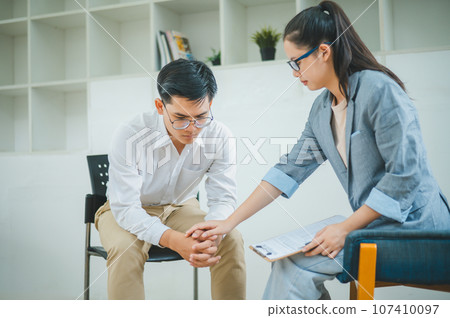 Psychologist listening to the problem of a patient with mental health problems, a patient for treatment encouragement Love and family problems, bipolar, depressed patients prevent suicide Psychologist listening to the problem of a patient with mental health problems, a patient for treatment encouragement Love and family problems, bipolar, depressed patients prevent suicide 107410097