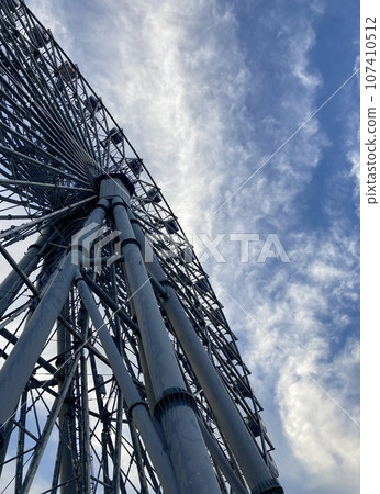 藍天白雲下的大摩天輪 藍天白雲下的大摩天輪 107410512