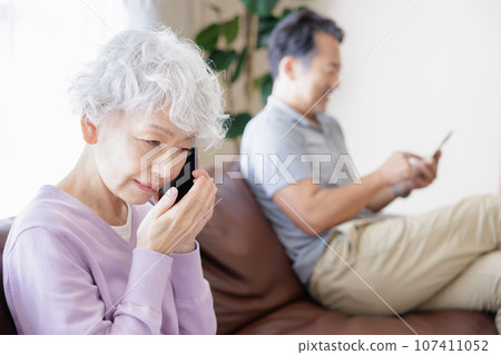 Senior woman and man talking on smartphone 107411052