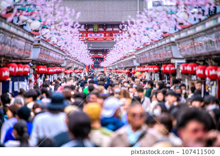 Tokyo cityscape in Japan Sensoji Temple is crowded in spring. It is up to the individual to make their own judgments... The crowds are surging before the coronavirus pandemic, the number of foreigners is rapidly increasing, and we are heading into an era of hope. 107411500