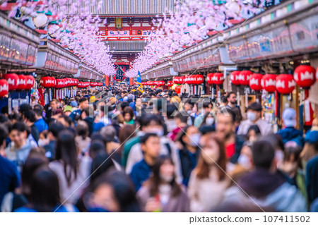 Tokyo cityscape in Japan Sensoji Temple is crowded in spring. It is up to the individual to make their own judgments... The crowds are surging before the coronavirus pandemic, the number of foreigners is rapidly increasing, and we are heading into an era of hope. 107411502