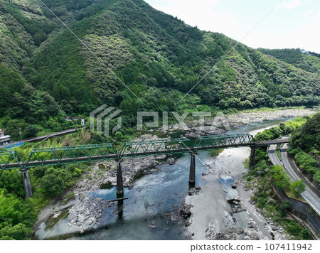 高知縣四萬十市中半屋橋旁的鐵橋 高知縣四萬十市中半屋橋旁的鐵橋 107411942
