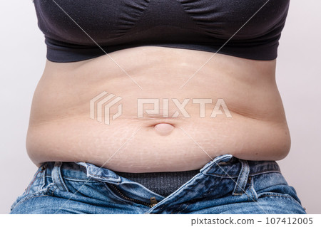 [Overweight housewife who can't close the buttons of her jeans] 107412005