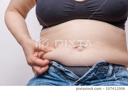[Debeso with a housewife who picks belly meat] 107412006