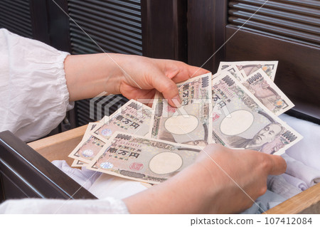 [家庭主婦在衣櫃抽屜裡藏了一張一萬日元的鈔票] 107412084