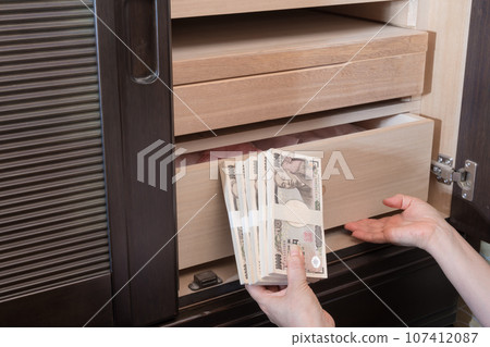 [一位家庭主婦在日式梳妝台裡藏了一疊錢] 107412087