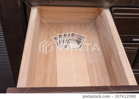 【梳妝台抽屜裡藏著一萬日元的鈔票】 107412090
