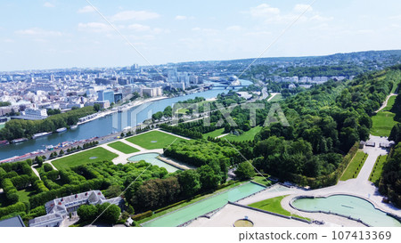 Drone point of view on Seine river and park of National Estate de Saint-Cloud 107413369