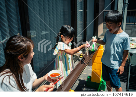 一家人在花園裡做素面 107414619