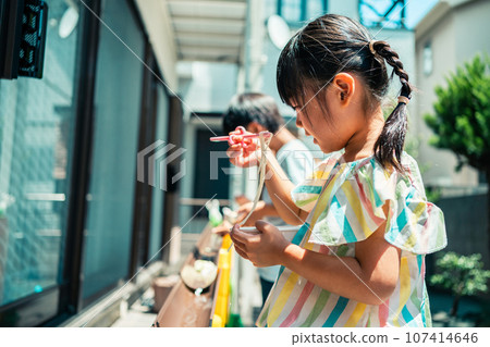 掛面被沖進花園的雨溝 107414646