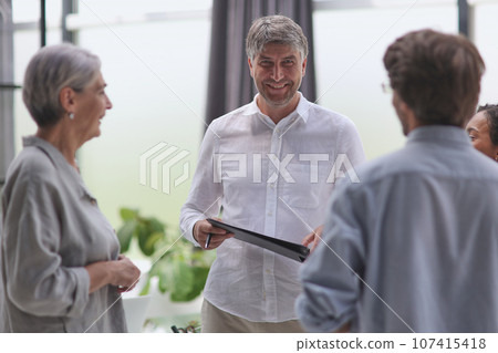 Conversation between managers and employees in the office 107415418