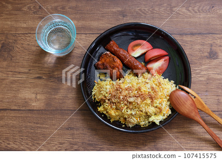 木桌上的黑盤上的 Biryani 木桌上的黑盤上的 Biryani 107415575