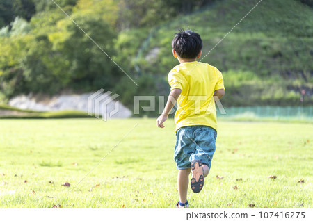 後面觀點的一個連續男孩 107416275