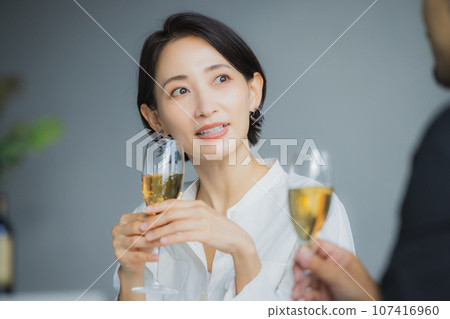 Middle couple toasting with champagne Middle couple toasting with champagne 107416960