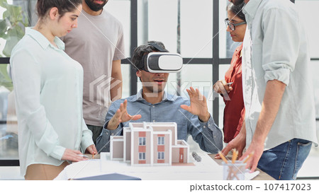 Young business woman giving presentation to coworkers 107417023