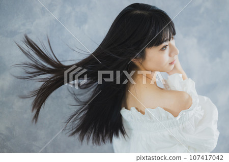 long hair woman 107417042
