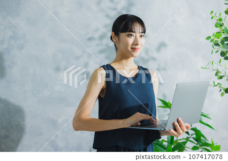 一個女人使用電腦 107417078