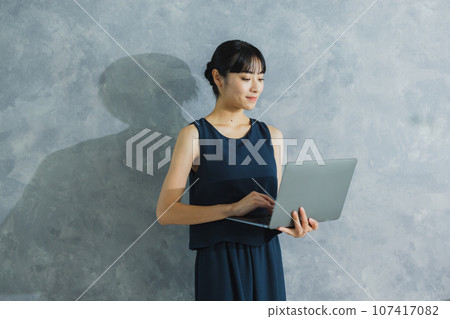 一個女人使用電腦 一個女人使用電腦 107417082