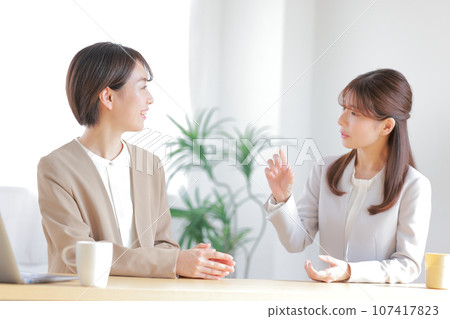 1on1_Business woman explaining the current work progress to her boss_1 1on1_Business woman explaining the current work progress to her boss_1 107417823