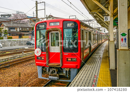 2300 series train stopping at Nankai Electric Railway Hashimoto Station 107418280
