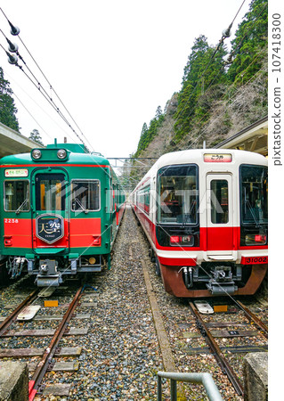 ``Tenku'' stopping at Gokurakubashi Station and ``Koya'' departing 107418300