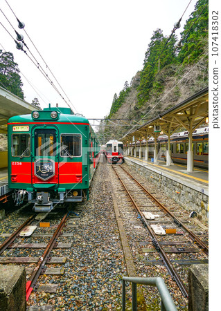 ``Tenku'' is stopping at Gokurakubashi Station and ``Koya'' has departed. 107418302
