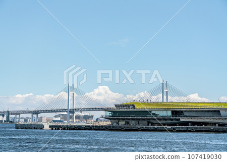 [Kanagawa Prefecture] Osanbashi Bridge and Bay Bridge on a clear day 107419030