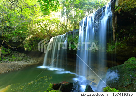 [Kumamoto Prefecture] Fantastic water curtain and light shower at Nabegataki Falls 107419380