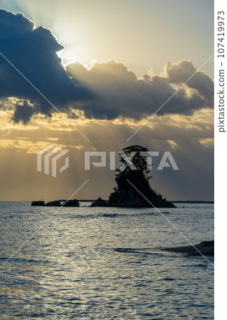 Views of the calm waves of Toyama Bay and the magical morning of Amaharashi Coast | Takaoka City, Toyama Prefecture Views of the calm waves of Toyama Bay and the magical morning of Amaharashi Coast | Takaoka City, Toyama Prefecture 107419973