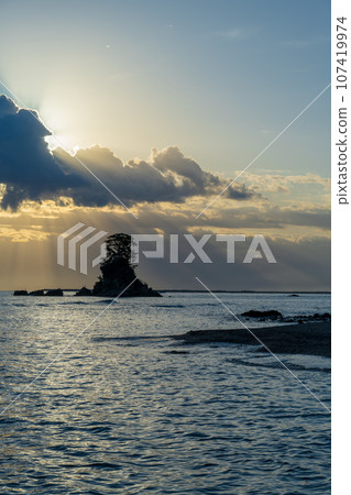 Views of the calm waves of Toyama Bay and the magical morning of Amaharashi Coast | Takaoka City, Toyama Prefecture Views of the calm waves of Toyama Bay and the magical morning of Amaharashi Coast | Takaoka City, Toyama Prefecture 107419974