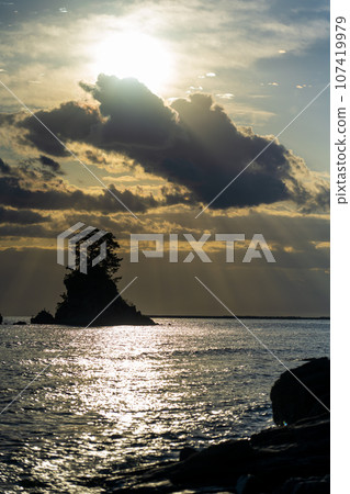 富山灣平靜的海浪和雨晴海岸的神奇早晨 | 富山縣高岡市 107419979