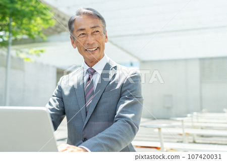 在戶外使用電腦的老人 107420031