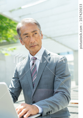 在戶外使用電腦的老人 107420033