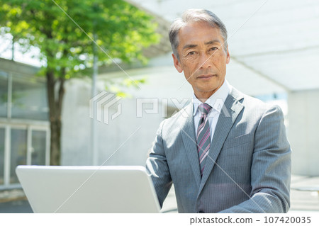 在戶外使用電腦的老人 107420035