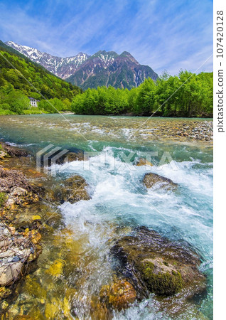 [Flowing Azusa River and the Northern Alps, spectacular views around Hotaka Bridge] Kamikochi in early summer 107420128