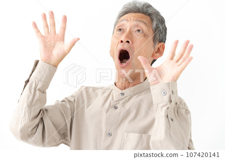 驚訝的老人舉起手 107420141
