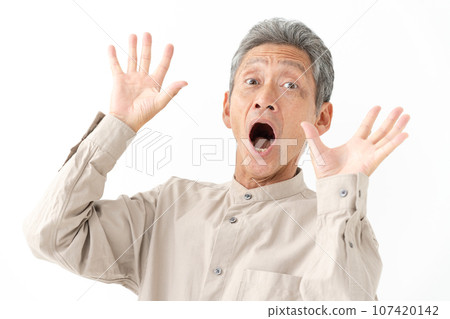 驚訝的老人舉起手 107420142