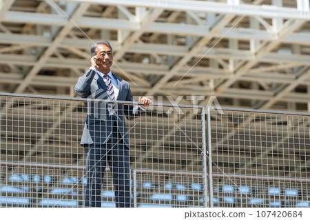 高級商人在戶外用智慧型手機交談 107420684