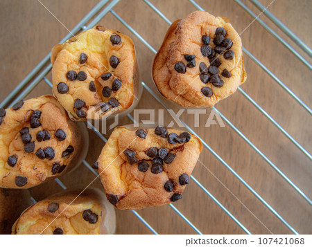 製作巧克力片戚風蛋糕的糖果 107421068