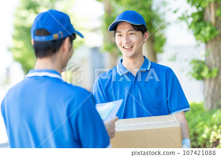 快遞包裹的男性司機 107421088