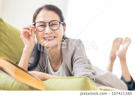 閱讀生活方式形象的高級女性 107421380