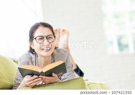 閱讀生活方式形象的高級女性 107421392